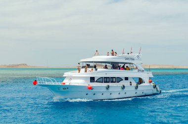 Şarm El Şeyh, Mısır 08 Mayıs 2019: Kızıldeniz'in berrak mavi sularında yelken yolcuları ile Pleasure turist tekne.
