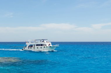Şarm El Şeyh, Mısır 08 Mayıs 2019: Kızıldeniz'in berrak mavi sularında yelken yolcuları ile Pleasure turist tekne.