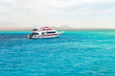 Şarm El Şeyh, Mısır 08 Mayıs 2019: Kızıldeniz'in berrak mavi sularında yelken yolcuları ile Pleasure turist tekne.