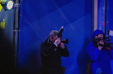 Belaya Tserkov, Ukrayna, 08 Şubat 2019: Fotoğrafçı gece bir şehir etkinliği çekiyor