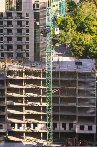 Вид з повітря на будівельний майданчик, будівництво нової будівлі в житловому районі — стокове фото
