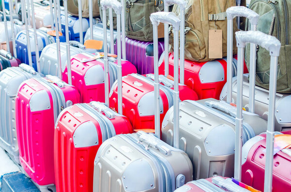 Красочные современные дорожные чемоданы в магазине

