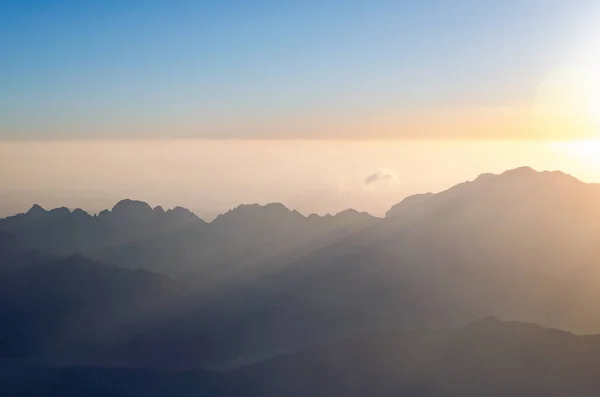 Vista desde la montaña de Moisés, un hermoso amanecer en las montañas de Egipto —  Fotos de Stock