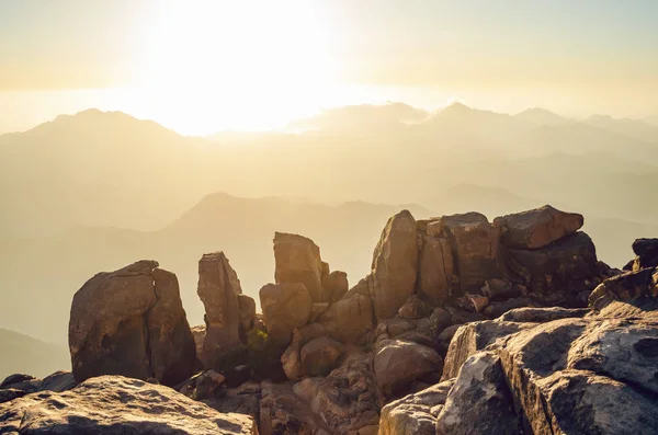 Vista desde la montaña de Moisés, un hermoso amanecer en las montañas de Egipto —  Fotos de Stock
