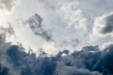 Gökyüzünde güzel fırtınalı kümülüs bulutları, arka plan