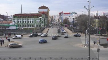 Kharkiv Ukrayna, 21 Şubat 2020: Kharkov sokaklarında arabaların ve yayaların hareketi
