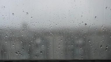Yağmurlu bir gün, pencere camına damlayan yağmur damlaları