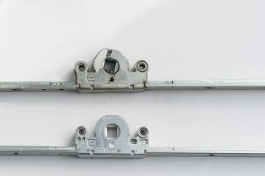 Metal-plastik pencerenin eski kırık salıncak mekanizması.