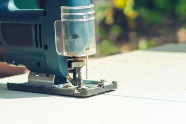 Elektrikli testere kontrplak ve odun kesmek için..