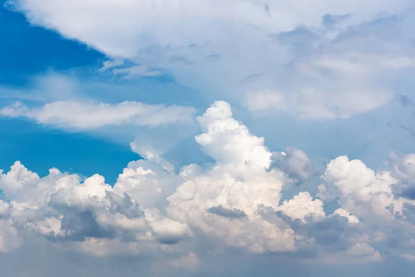 Nuvens Bonitas Fundo Céu Azul — Fotografia de Stock