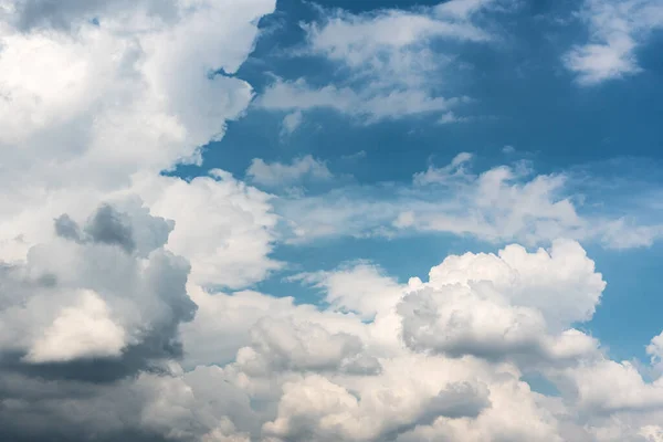 Hermosas Nubes Sobre Fondo Cielo Azul — Foto de Stock