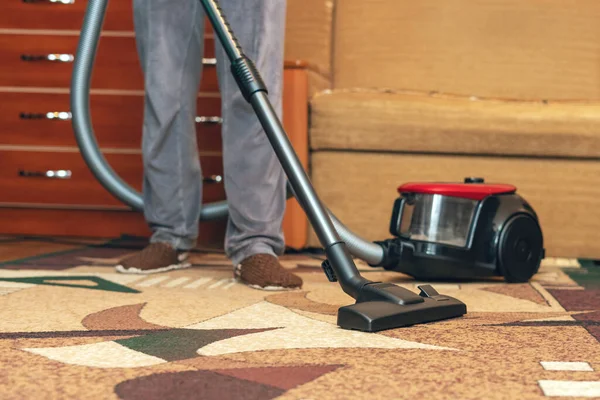 Huishouden Een Man Die Vloer Schoonmaakt Met Een Stofzuiger — Stockfoto