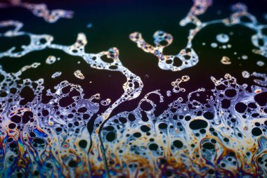 Bir sabun köpüğünün yüzeyindeki ışık tarafından oluşturulan güzel psikedelik soyutlama.