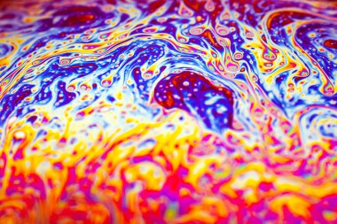 Bir sabun köpüğünün yüzeyindeki ışık tarafından oluşturulan güzel psikedelik soyutlama.