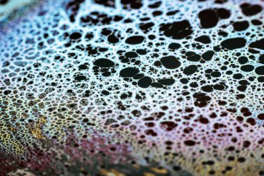 Bir sabun köpüğünün yüzeyindeki ışık tarafından oluşturulan güzel psikedelik soyutlama.