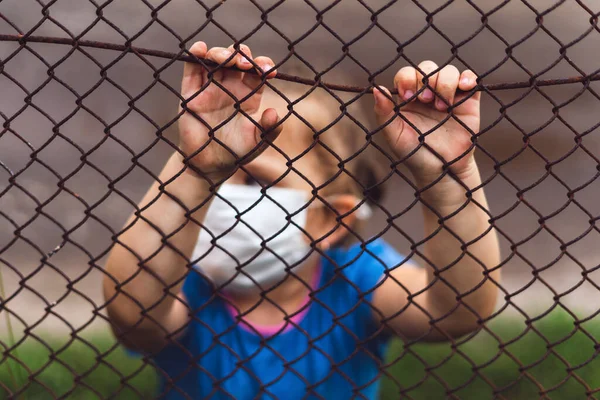 Niño Con Máscara Médica Detrás Una Valla Calle Covid Pandemia —  Fotos de Stock