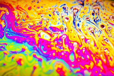 Bir sabun köpüğünün yüzeyindeki ışık tarafından oluşturulan güzel psikedelik soyutlama.