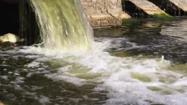 Vuil Water Stroomt Uit Pijp Rivier Milieuvervuiling Riolering Zuiveringsinstallaties — Stockvideo
