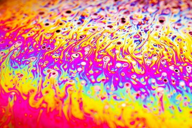 Bir sabun köpüğünün yüzeyindeki ışık tarafından oluşturulan güzel psikedelik soyutlama.