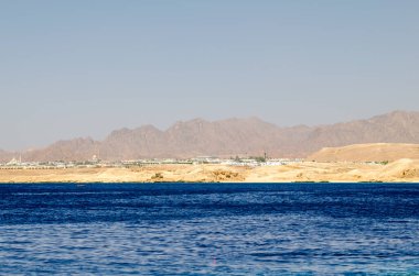 Sharm El Sheikh sahili, Kızıl Deniz manzarası, binalar ve dağlar..