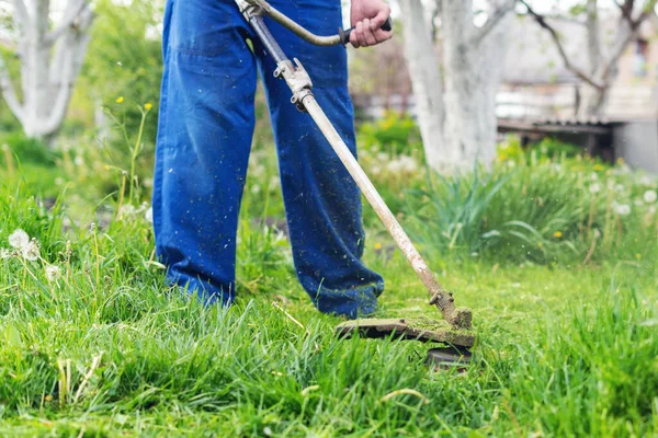 Jardinero Corta Hierba Con Una Podadora Jardín Primavera —  Fotos de Stock