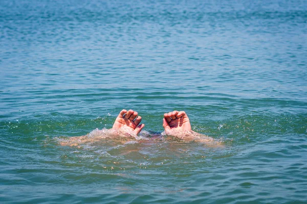 Ręce Tonącego Człowieka Nad Wodą Potrzebującego Pomocy Zdjęcie Stockowe