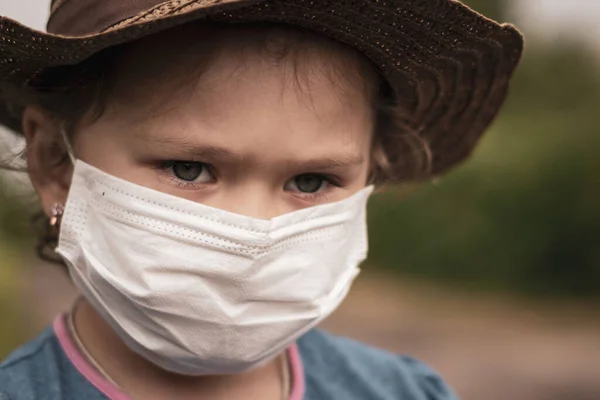 길거리의 의료용 마스크를 소녀의 유행병 코로나 바이러스 Covid 바이러스 — 스톡 사진