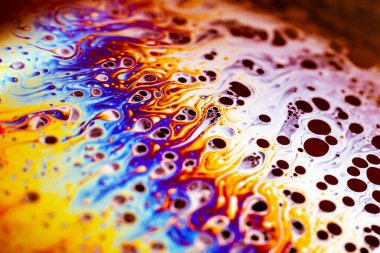 Bir sabun köpüğünün yüzeyindeki ışık tarafından oluşturulan güzel psikedelik soyutlama.