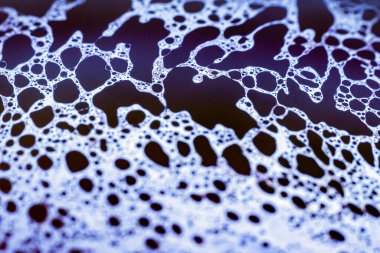 Bir sabun köpüğünün yüzeyindeki ışık tarafından oluşturulan güzel psikedelik soyutlama.