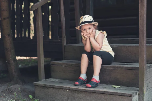 Petite Fille Dans Chapeau Trouve Sur Porche Une Vieille Maison — Photo