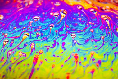 Bir sabun köpüğünün yüzeyindeki ışık tarafından oluşturulan güzel psikedelik soyutlama.