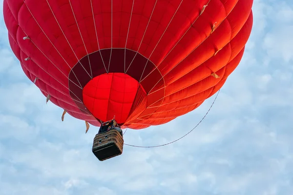 Czerwony Balon Gorące Powietrze Przeciwko Błękitnemu Pochmurnemu Niebu — Zdjęcie stockowe