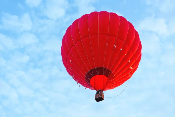 Roter Heißluftballon Gegen Blauen Bewölkten Himmel — Stockfoto