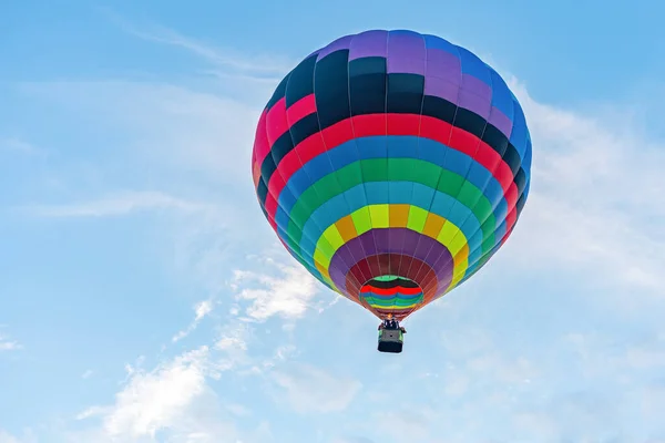 Kolorowy Balon Gorące Powietrze Niebieskim Tle Zachmurzone Niebo — Zdjęcie stockowe