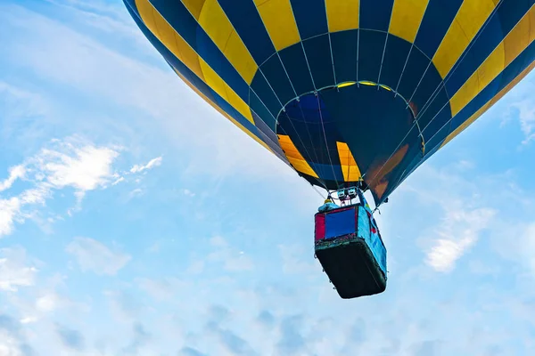 Kolorowy Balon Gorące Powietrze Niebieskim Tle Zachmurzone Niebo — Zdjęcie stockowe