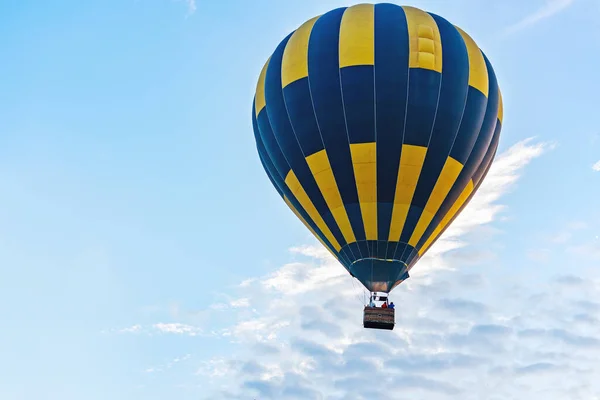 Mavi Bulutlu Arka Planda Çok Renkli Sıcak Hava Balonu — Stok fotoğraf