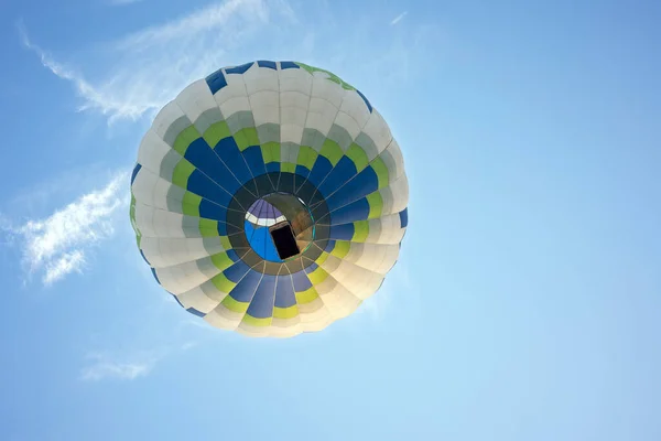 Mavi Bulutlu Arka Planda Çok Renkli Sıcak Hava Balonu — Stok fotoğraf