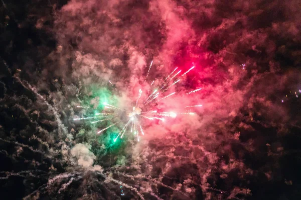 夜空に浮かぶカラフルな花火 抽象的な背景 — ストック写真