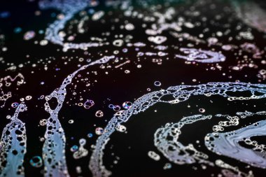 Bir sabun köpüğünün yüzeyindeki ışık tarafından oluşturulan güzel psikedelik soyutlama.