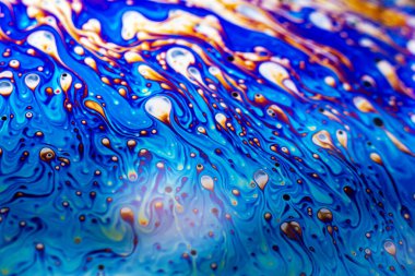 Bir sabun köpüğünün yüzeyindeki ışık tarafından oluşturulan güzel psikedelik soyutlama.