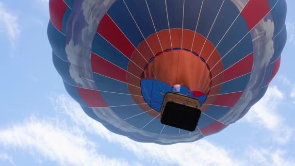 Belaya Tserkov Ukrajna Augusztus 2020 Színes Hőlégballon Repül Kék — Stock videók