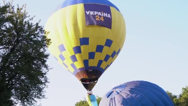 Belaya Tserkov Oekraïne Augustus 2020 Kleurrijke Heteluchtballon Vliegen Blauwe Lucht — Stockvideo