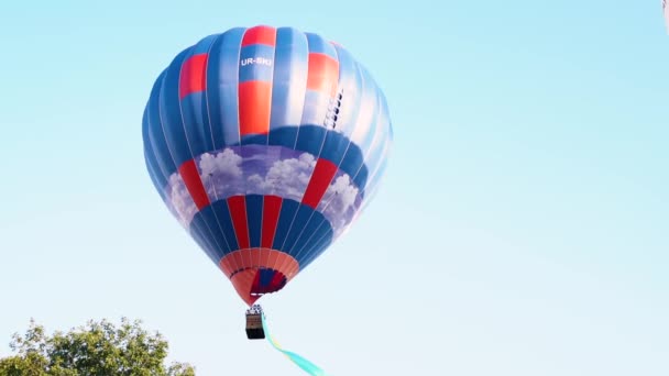 Belaya Tserkov Ucrania Agosto 2020 Globo Aerostático Colorido Volando Cielo — Vídeo de stock