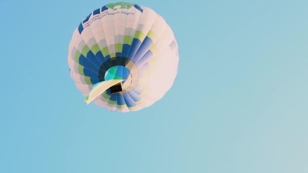 Belaya Tserkov Ucrania Agosto 2020 Globo Aerostático Colorido Volando Cielo — Vídeo de stock