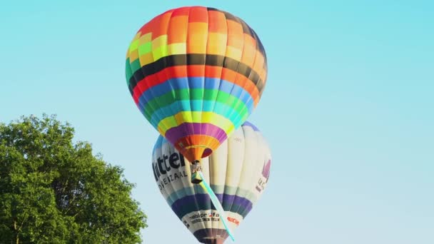 Belaya Tserkov Ucrania Agosto 2020 Globo Aerostático Colorido Volando Cielo — Vídeo de stock