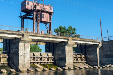 Küçük bir nehrin üzerindeki eski beton baraj.