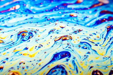 Bir sabun köpüğünün yüzeyindeki ışık tarafından oluşturulan güzel psikedelik soyutlama.