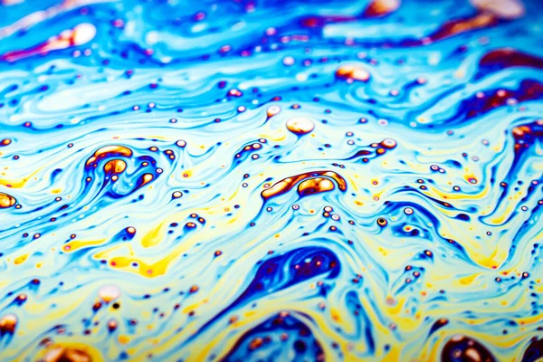 Bir sabun köpüğünün yüzeyindeki ışık tarafından oluşturulan güzel psikedelik soyutlama.