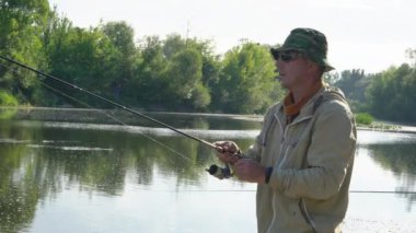 Nehirde oltayla balık tutan balıkçı