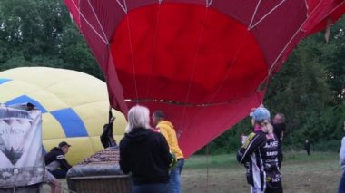 Belaya Tserkov, Ukrayna, 24 Ağustos 2020: Mürettebat balonu sıcak havayla şişiriyor